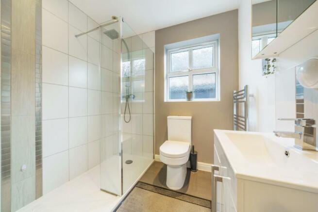 MODERN SHOWER ROOM