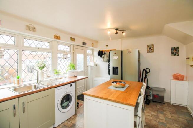 3 bed Semi-Detached for sale Image 4