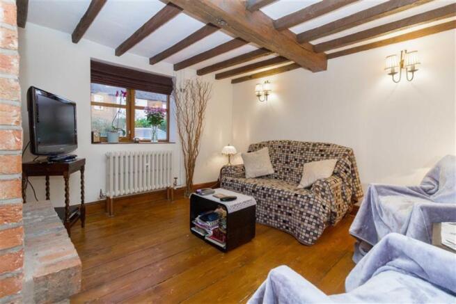 LOUNGE/SITTING ROOM