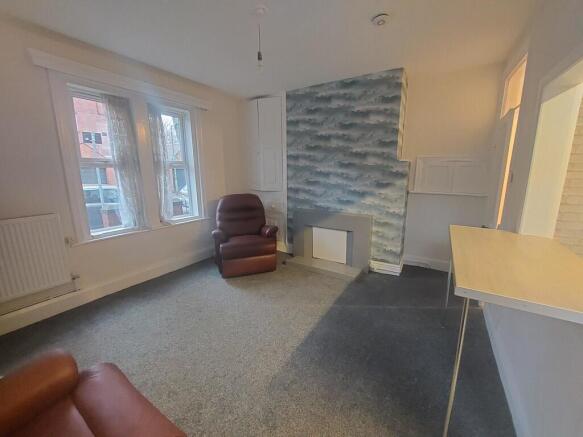 2 bed Apartment to rent Image 2