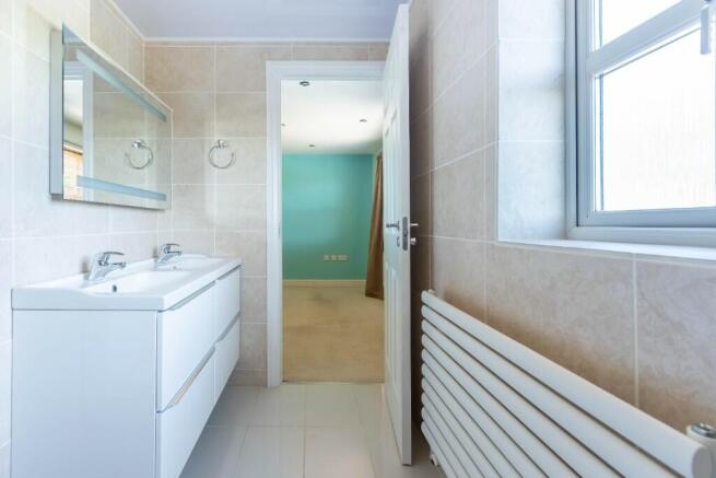 Bed One En suite
