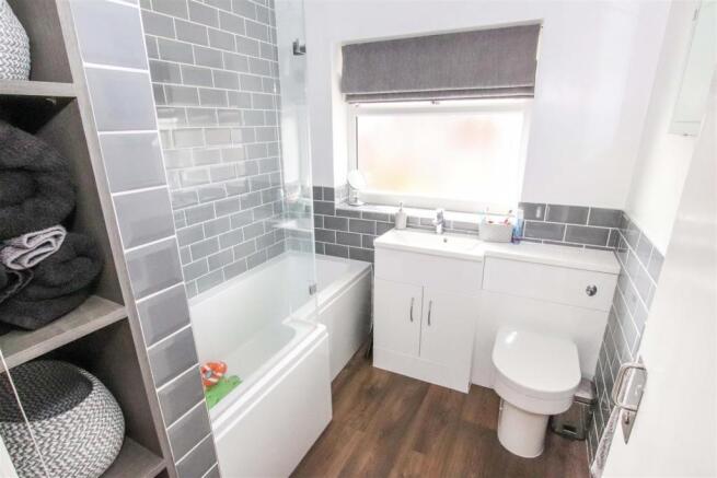 FIRST FLOOR MODERN BATHROOM