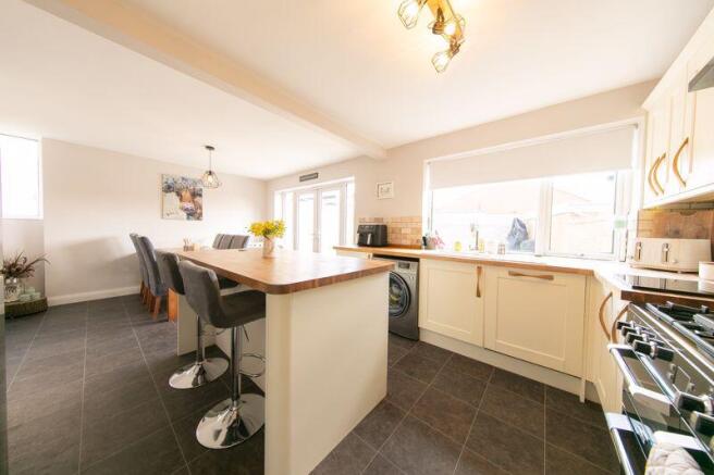 Kitchen & dining room
