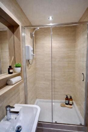 4 bed Apartment to rent Image 8