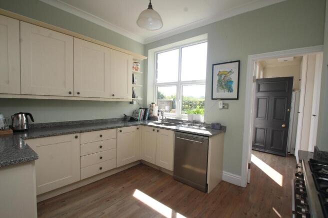 4 bed House to rent Image 4