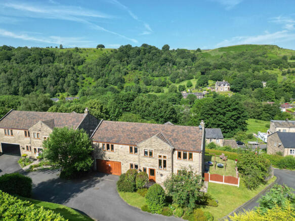 5 bed Detached for sale in walsden