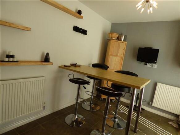 KITCHEN/DINING
