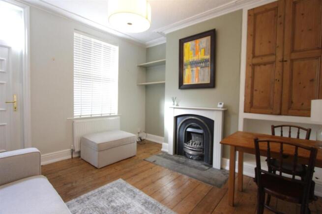 2 bed Terraced to rent Image 3