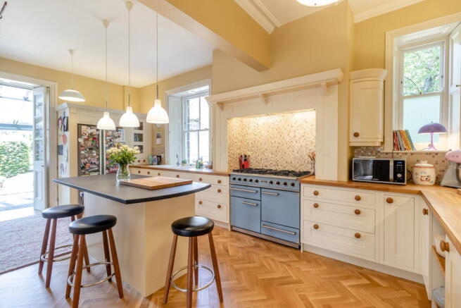 4 bed Detached for sale Image 7
