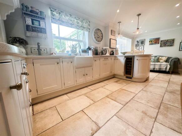 Kitchen 2.jpg