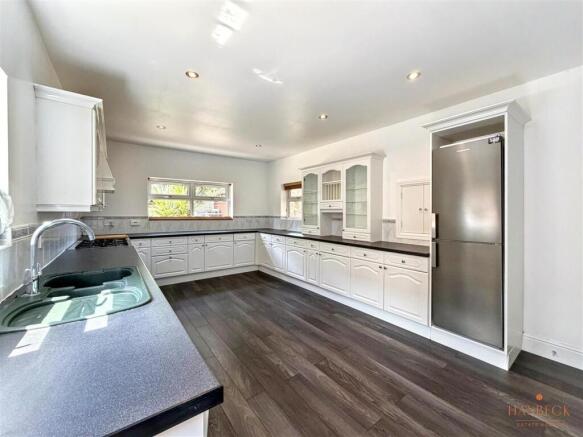 4 bed Detached for sale Image 9
