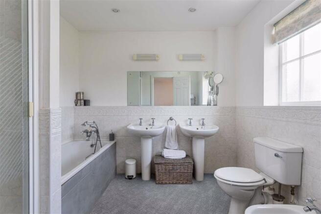 ENSUITE BATH/SHOWER ROOM