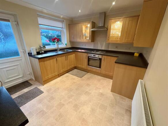 2 bed Semi-Detached Bungalow for sale Image 6