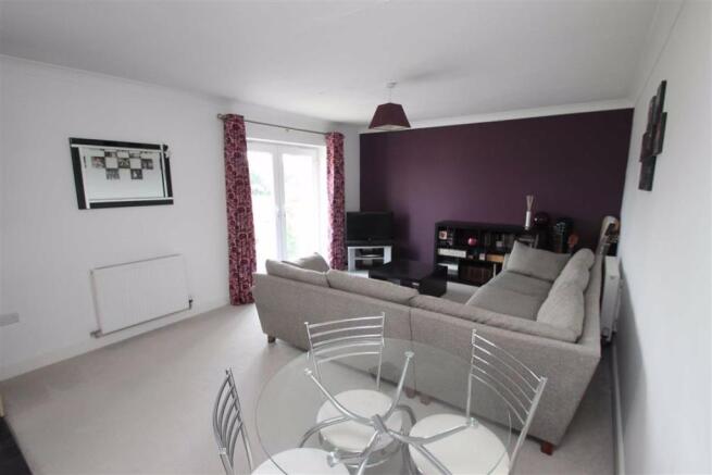 LOUNGE/DINING AREA