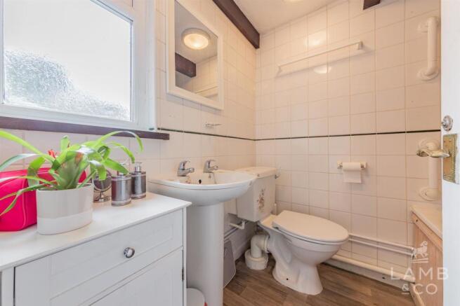 BATHROOM/WC: