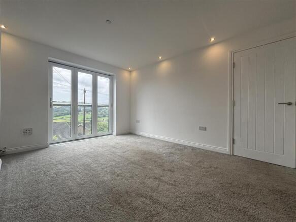 4 bed Town House to rent Image 12