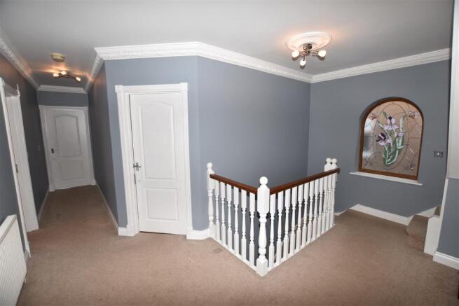 FIRST FLOOR GALLERIED LANDING