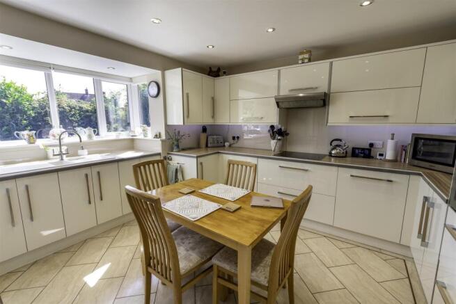 5 bed Detached for sale Image 4