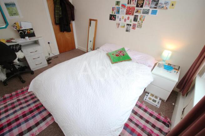 5 bed House to rent Image 7