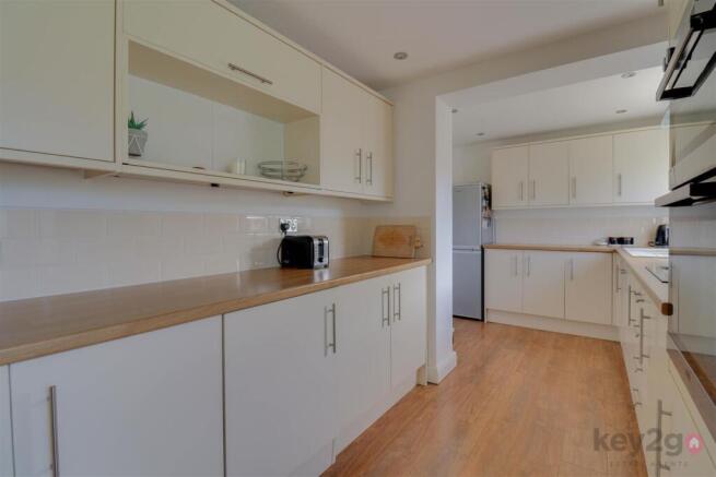 4 bed Detached for sale Image 11