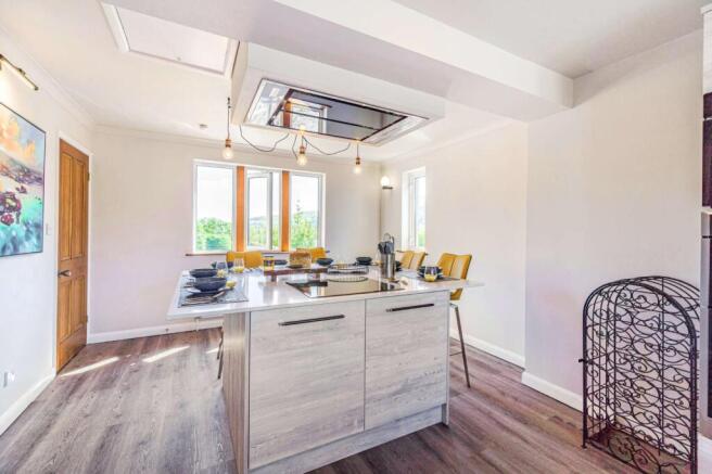 4 bed Detached for sale Image 8