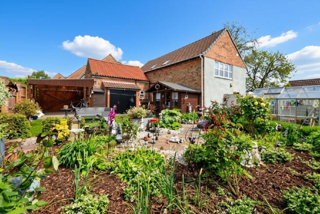 Coronation Terrace - Garden.jpg