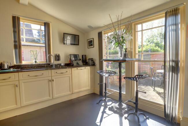 5 bed Detached for sale Image 5