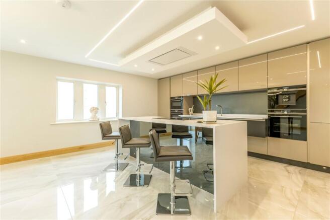 4 bed House for sale Image 11