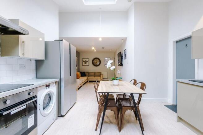 41TR - Living Area / Kitchen