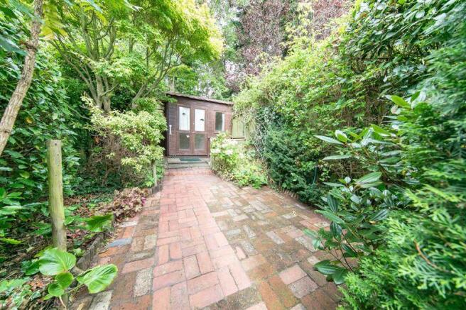 Private rear garden & summerhouse