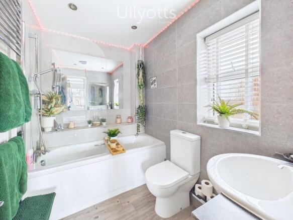 4 bed Detached for sale Image 9