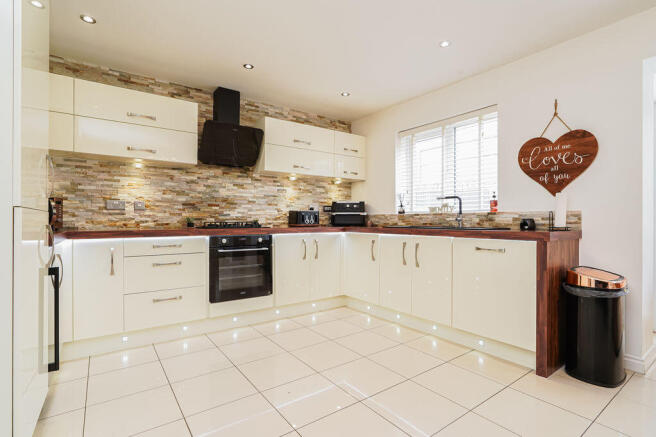 4 bed Detached for sale Image 7