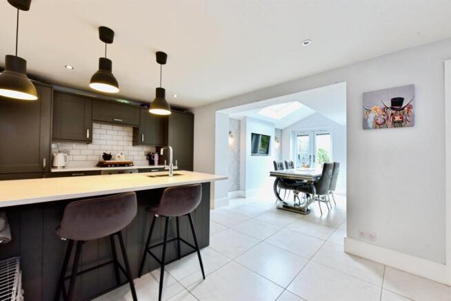 3 bed Semi-Detached for sale Image 3
