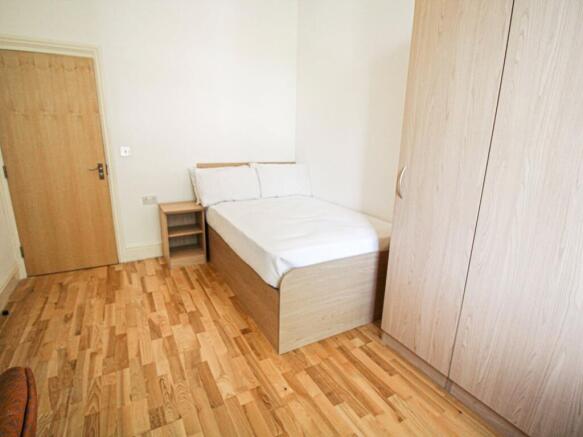 3 bed Apartment to rent Image 9