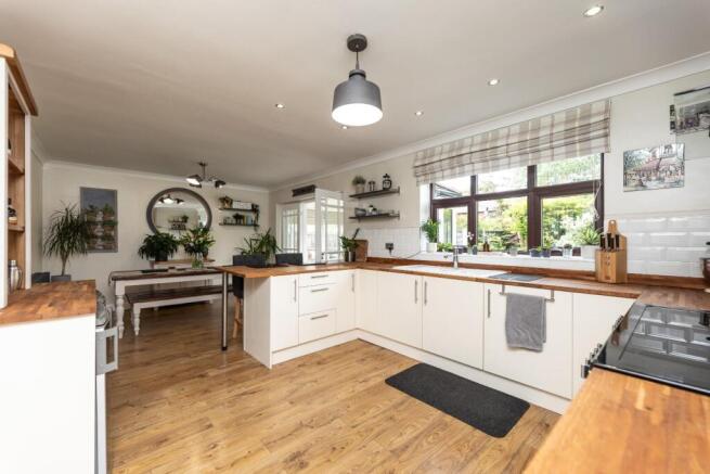 4 bed Detached for sale Image 4