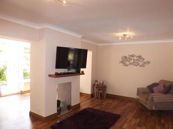 LOUNGE/DINING ROOM