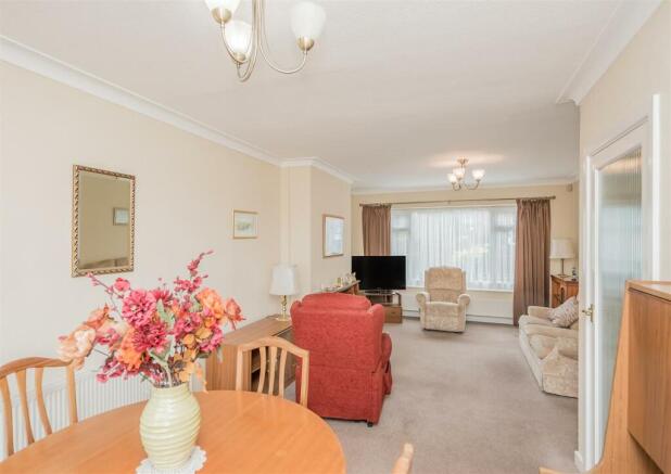Living Room / Dining Area:
