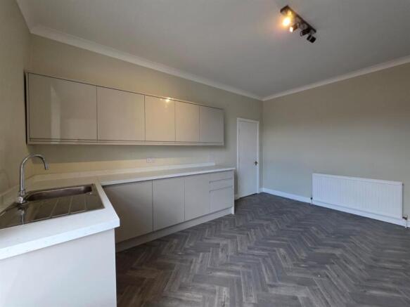 2 bed Maisonette to rent Image 5