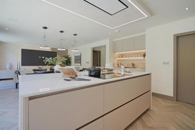 6 bed Detached for sale Image 4