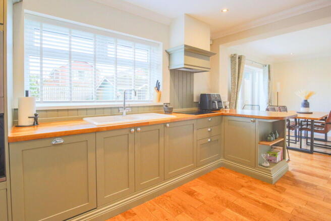 5 bed Detached for sale Image 6