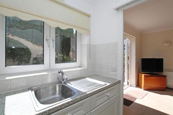 21TM - Kitchen 1.jpg