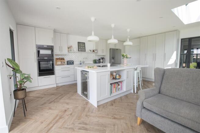 4 bed Detached for sale Image 7