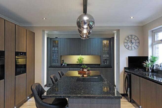 5 bed Detached for sale Image 6