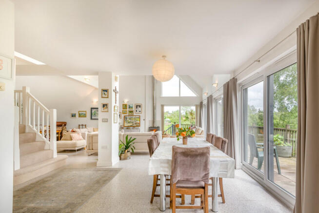 8691797-interior2...