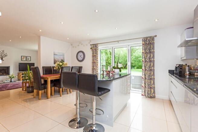 Kitchen to diner