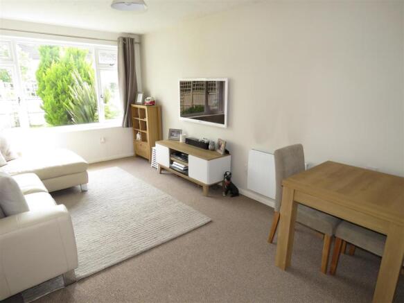 LOUNGE/DINING ROOM