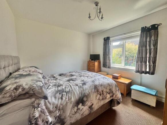 2 bed Semi-Detached Bungalow to rent Image 6