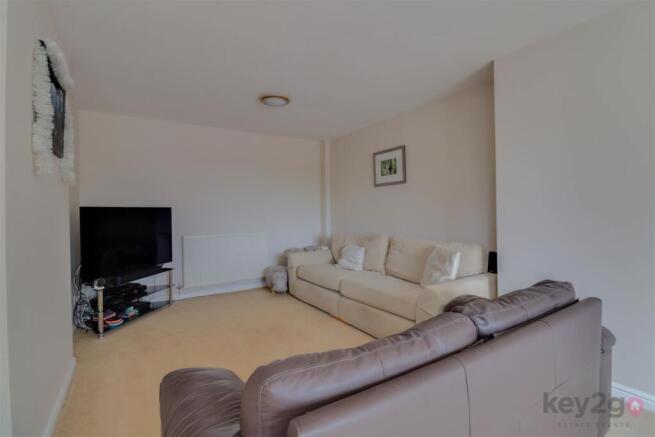 5 bed Detached for sale Image 7
