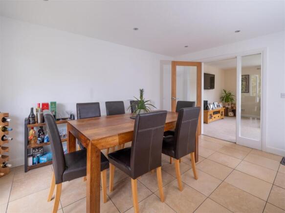 5 bed Detached for sale Image 9