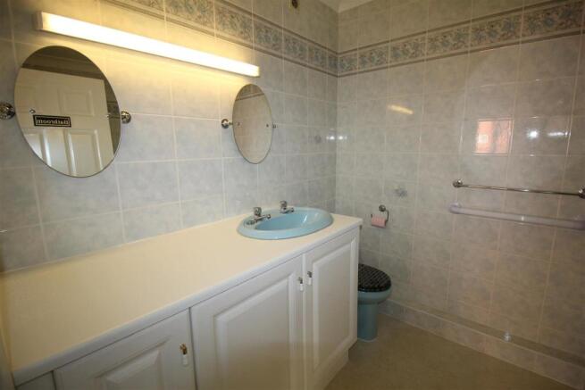 Bathroom 2.JPG
